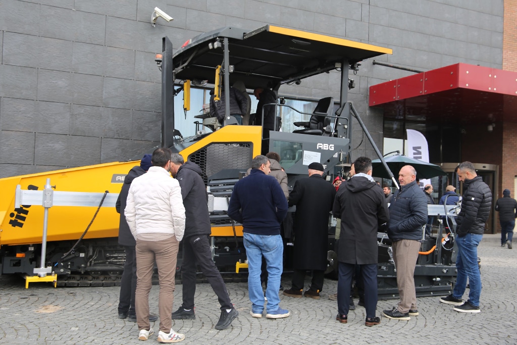 Davetliler ABG 7820 finişerleri yakından inceleme fırsatı buldu